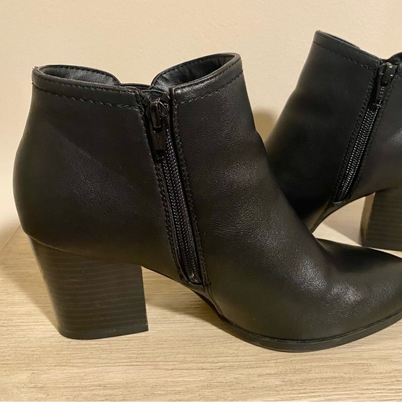 New Directions Dahlia Chunky Heeled Black Booties Size 8 - Picture 2 of 2